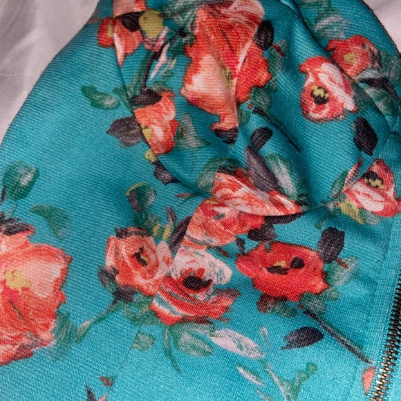 Light blue tank top with flowers and a zip up. - Picture 4 of 5
